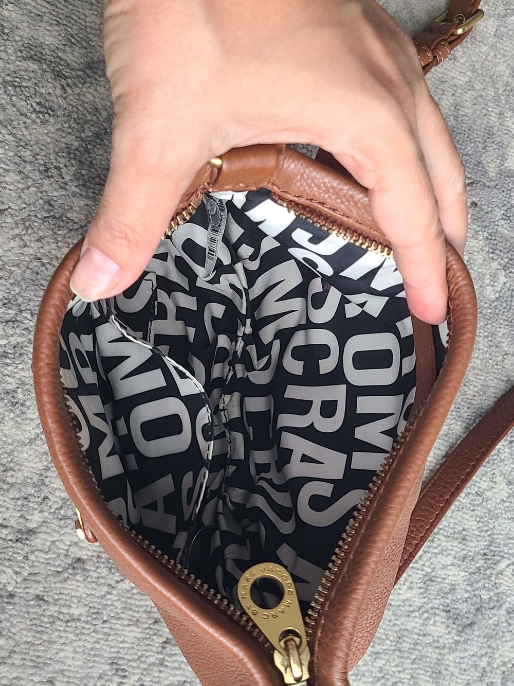 Marc by Marc Jacobs Pebbled Tan Leather Shoulder Bag with Gold Plaque - Picture 3 of 6